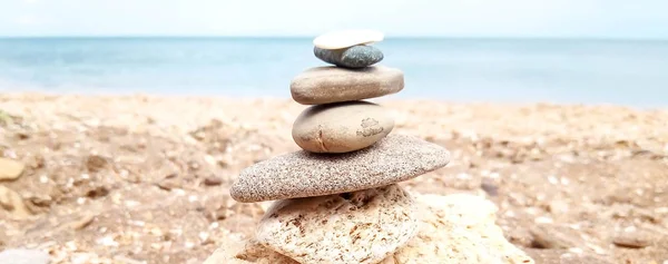 Pietre equilibrio sulla spiaggia, alba colpo di sfondo — Foto Stock