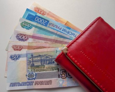 Cüzdanda çok rus parası rublesi var. Beyaz üzerinde yalıtılmış nesne