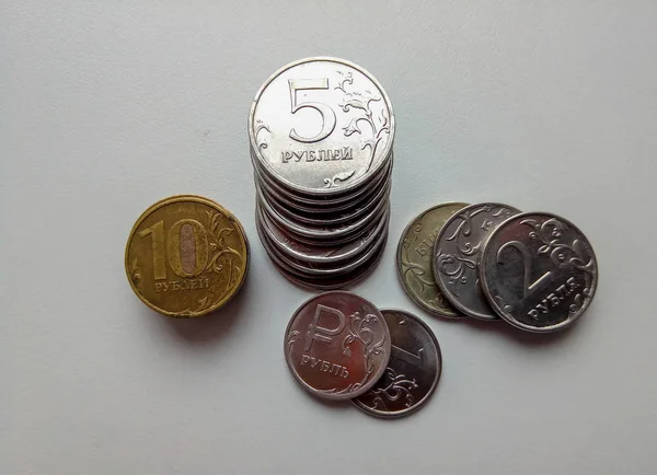 Russische tien roebel munten op witte achtergrond. — Stockfoto