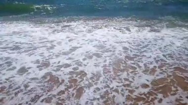 Sığ bir resife büyük ağır dalga giriyor. Yavaş çekim