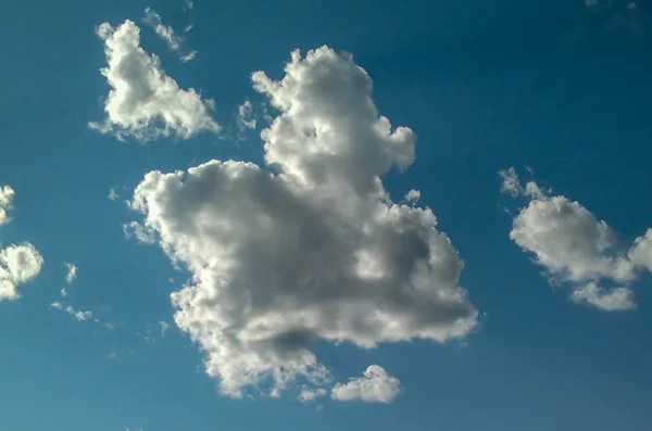 Die schöne Form der Wolken am strahlend blauen Himmel, Himmel und Wolken Hintergrund. — Stockfoto