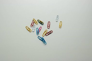 Renkli ataşlar, ataçlar. Okul ve ofis aksesuarları