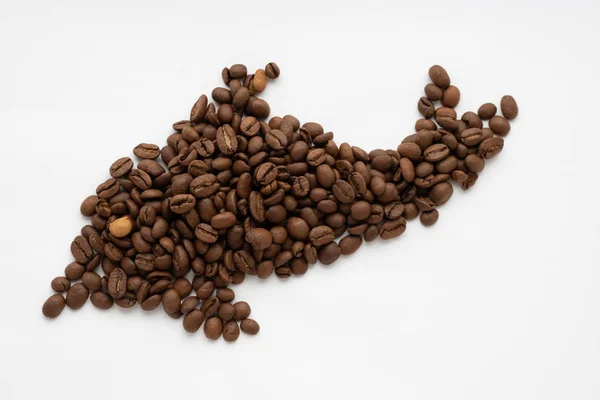 Granos de café tostados aislados en recorte de fondo blanco — Foto de Stock