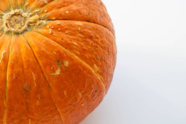 Beyaz arka planda izole edilmiş taze turuncu balkabağı, üst görünüm