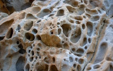 Kaya desenleri ve dokuları ile açık kayalıklar yakın