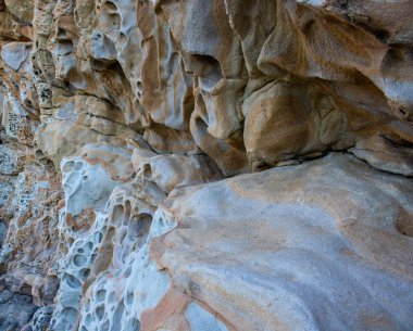 Kaya katmanları yüzlerce yıl boyunca yığılmış kayaların renkli oluşumları. Büyüleyici doku ile ilginç arka plan.