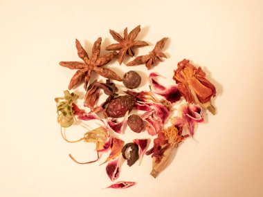 Kuru gevşek orman çay beyaz arka plan üzerinde izole meyve karışık