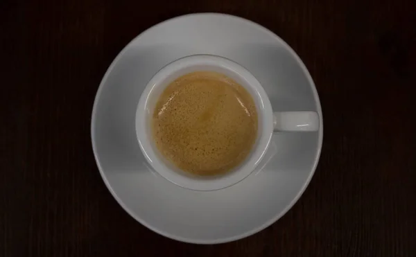 Tasse Kaffee auf grauem Hintergrund, Draufsicht. — Stockfoto