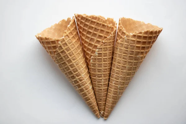 Et des cônes de crème glacée sur fond blanc — Photo