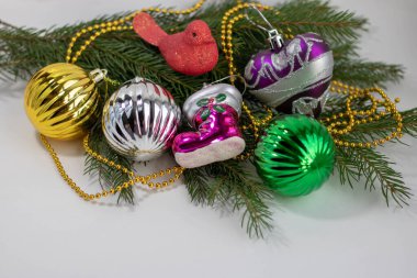 Şenlikli arka plan Noel ağacı süslemeleri, yakın plan. 2020