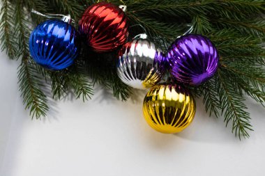 Beyaz, kırmızı ve gümüş süsler ve taze çam dalları oluşan izole Noel sınır geniş kemer şeklinde.