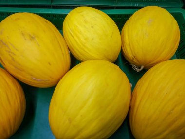 Yeşil arkaplanda kırpma yolu ile izole edilmiş sarı kavun kümesi