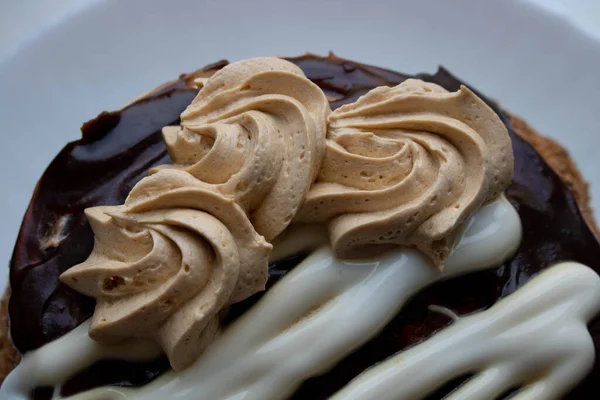 Mitad Delicioso Pastel Chocolate Plato Blanco — Foto de Stock