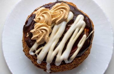 Nefis çikolatalı kek tabakta, açık arkaplanda..