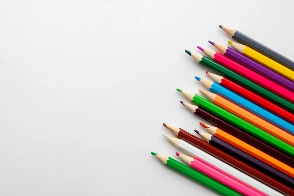 Beyaz arkaplanda izole edilmiş renkli kalemler yakın plan