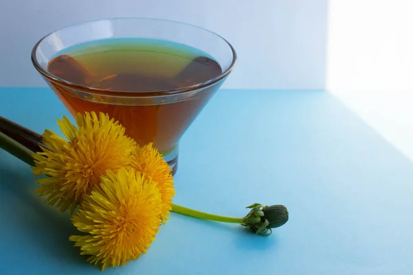 Dientes de león amarillo y mermelada de diente de león sobre un fondo azul. . —  Fotos de Stock