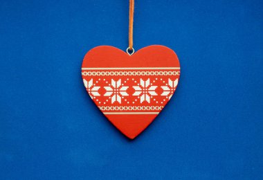 Mavi arka planda beyaz kar taneleri olan kırmızı kalp. Yeni yıl, Noel, Sevgililer Günü, 8 Mart.