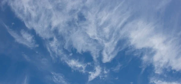 Schöner Himmel Und Wolken Einem Sonnigen Sommertag — Stockfoto