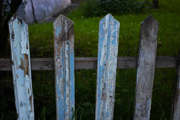 Antigua Valla Madera Ruinas Con Pintura Sobre Fondo Hierba Verde —  Fotos de Stock