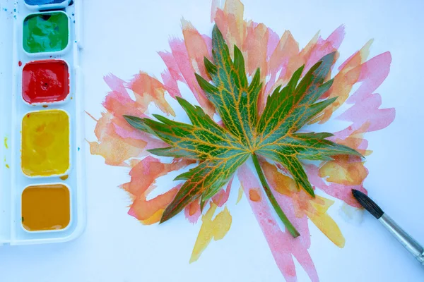 水彩ブラシと緑の葉の上にペイント — ストック写真