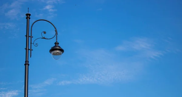 Mavi Gökyüzünde Issız Bir Sokak Lambası Var Yaz Konsepti — Stok fotoğraf