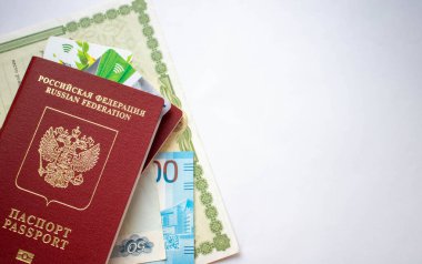 Kotlas, Rusya-23 Haziran 2020. Belgeler, iki pasaport, doğum belgesi. Seyahat kavramı.