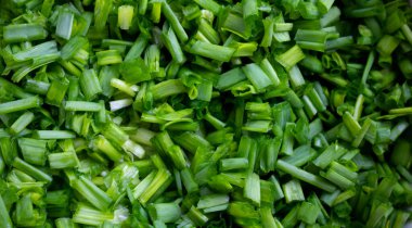 Salata, okroshka, çorba için taze dilimlenmiş yeşil soğan.