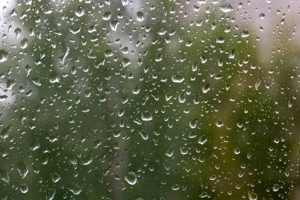 Gocce Pioggia Sulla Finestra Con Albero Verde Sullo Sfondo — Foto Stock