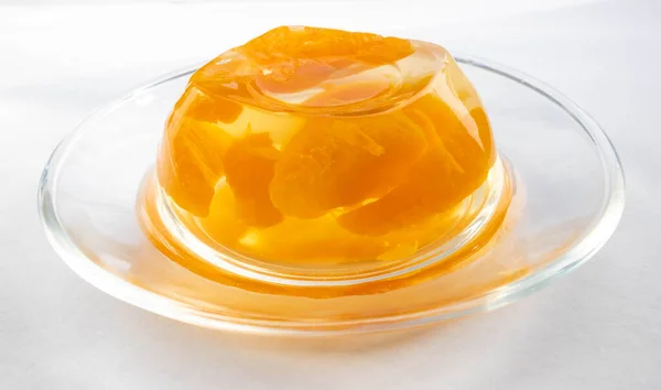 Skleněný Talíř Želé Mandarinky Čerstvými Plátky Bílém Pozadí — Stock fotografie
