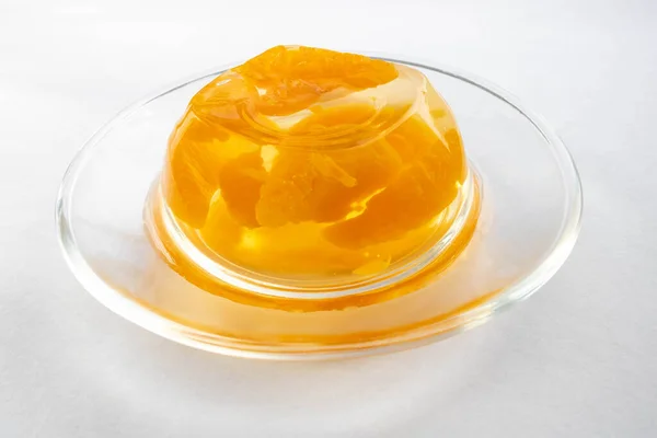 Skleněný Talíř Želé Mandarinky Čerstvými Plátky Bílém Pozadí — Stock fotografie
