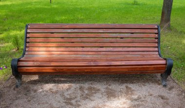 Yaz parkında sıcak bir akşam, dinlenmek için boş bir bank..