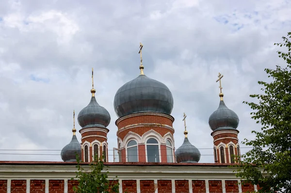 Сірі куполи з хрестами Православної Церкви проти хмарного блакитного неба. — стокове фото