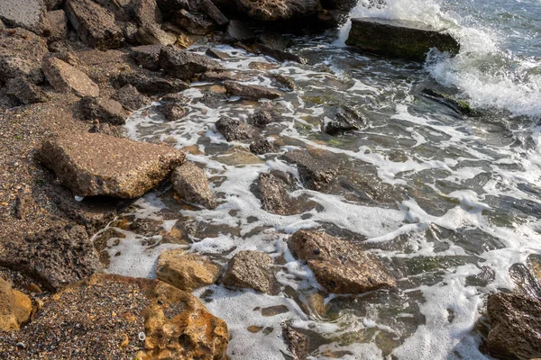 Vagues de mer se brisant sur les roches.Plage de pierre — Photo