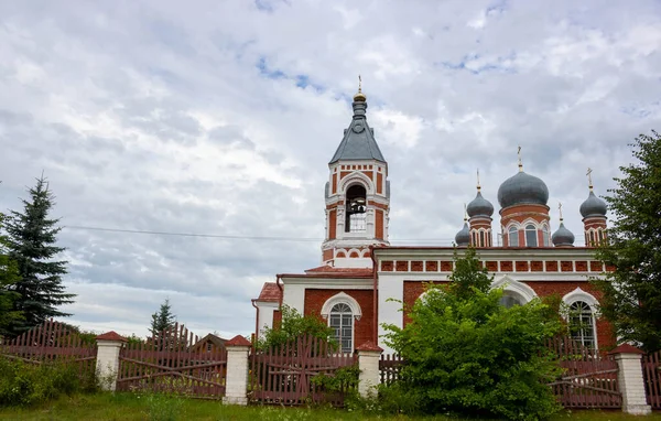 Hermoso Campanario Una Iglesia Ortodoxa Contra Cielo Azul Nublado — Foto de Stock