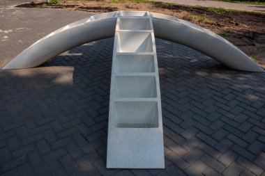 Güneşli bir günde yapım aşamasındaki bir çocuk oyun parkı için beyaz merdiven