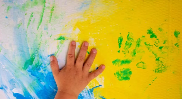 Manos Niños Acuarelas Cartón Teñido Con Pintura Acuarela Clases Con —  Fotos de Stock