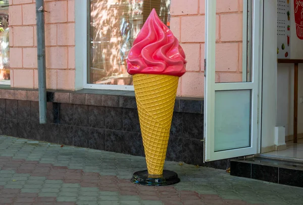 Olbrzymi Stożek Czerwonych Lodów Truskawkowych Ulicy — Zdjęcie stockowe