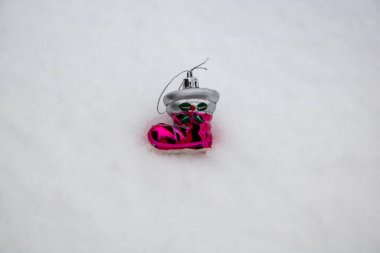 Noel ağacı süslemesi. Noel süslemeleri. Karda beyaz fotokopi alanı olan bir Noel oyuncağı çizmesi