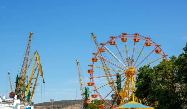 Summer Day Yellow Ferris Wheel Blue Sky Next Portal Cranes — Stock Photo, Image