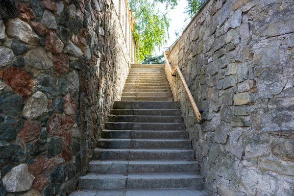 Каменная Лестница Перилами Ведущими Вверх — стоковое фото