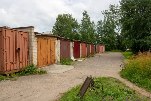Kahverengi Kapıları Olan Eski Sovyet Tuğla Garajı — Stok fotoğraf