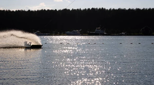 Wasserskifahrer Silhouette Bewegt Sich Schnell Spritzwasser Bei Sonnenuntergang — Stockfoto