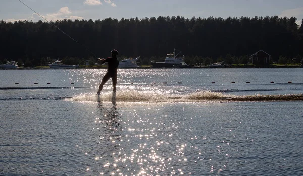 Wasserskifahrer Silhouette Bewegt Sich Schnell Spritzwasser Bei Sonnenuntergang — Stockfoto
