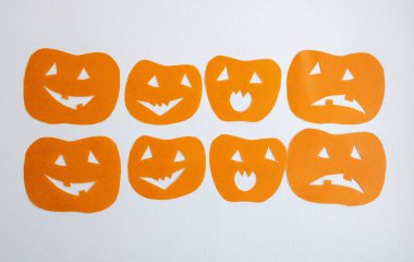 Beyaz arka planda turuncu komik balkabakları. Cadılar Bayramı konsepti..