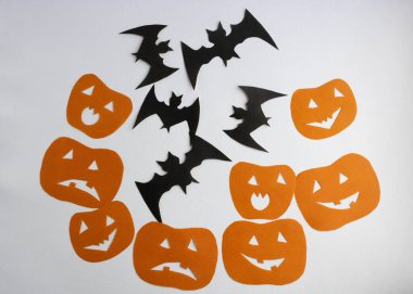 Beyaz arka planda turuncu komik balkabakları ve yarasalar. Cadılar Bayramı Konsepti..