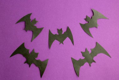 Mor arka plandaki yarasalar. Cadılar Bayramı Konsepti..