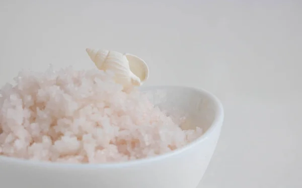 White Bowl Pink Salt Shells White Background — Stock Photo, Image