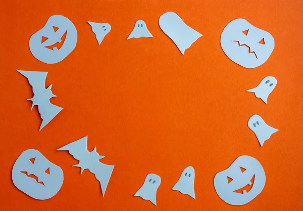 假日框架 万圣节假期的概念 万圣节装饰南瓜蝙蝠橙色背景下的鬼魂平面床 顶视图文字空间 — 图库照片