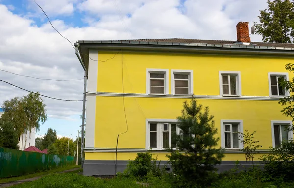 Casa Amarela Com Janelas Brancas Contra Céu Com Nuvens — Fotografia de Stock