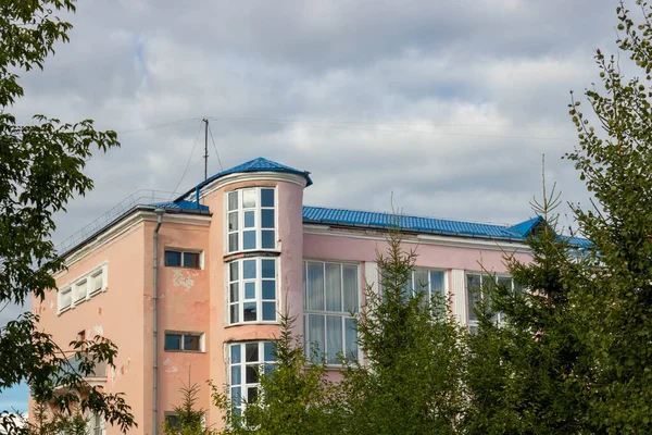 Rosafarbenes Altes Haus Mit Weißen Fenstern Gegen Den Wolkenverhangenen Himmel — Stockfoto